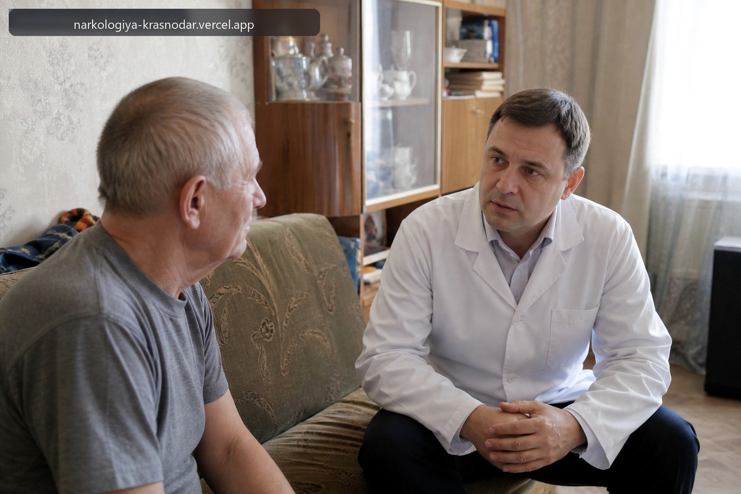 Страница наркологического стационара для Сочи (выезд и адрес Сочи, Советская улица, дом 154; стационар — Краснодар, Полевая улица, дом 11): на фото врач в белом халате беседует с пациентом в обычной квартире на диване. Клиника «Анонимная Наркология Сочи».